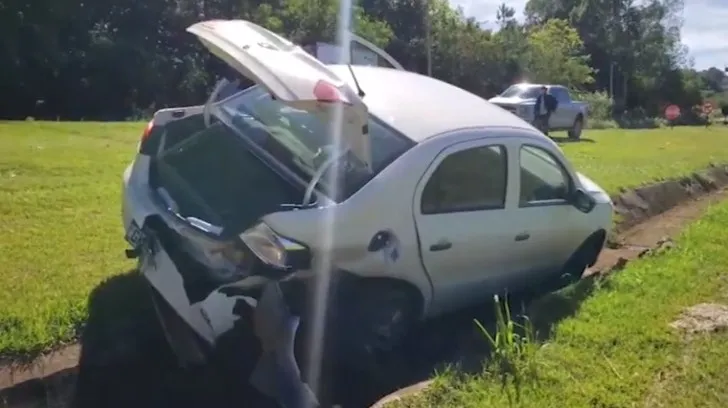 Motorista escapa por pouco de ser prensado entre carretas