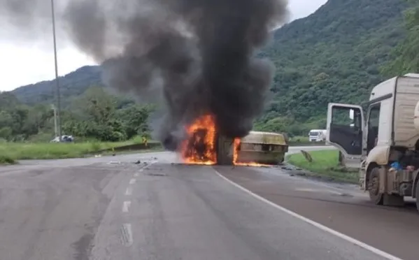 Motorista teve ferimentos leves e foi socorrido