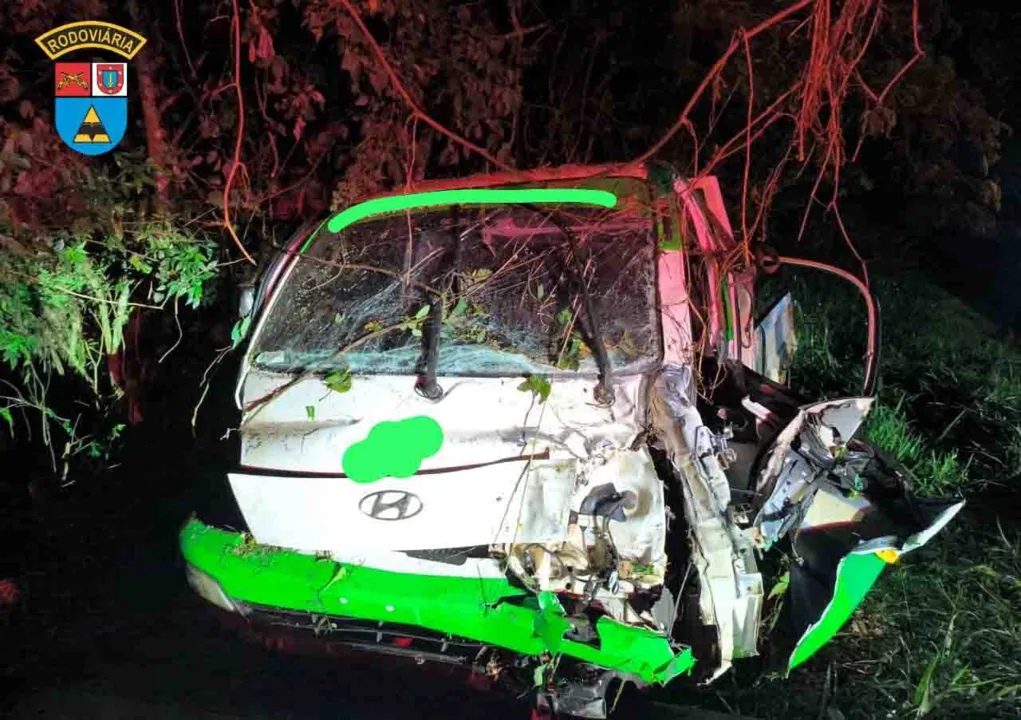 O acidente aconteceu por volta das 23h30, no km 15 da rodovia.