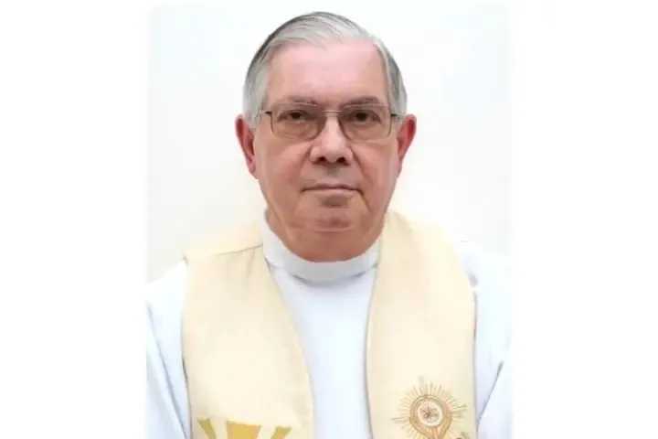 O sacerdote segue na UTI