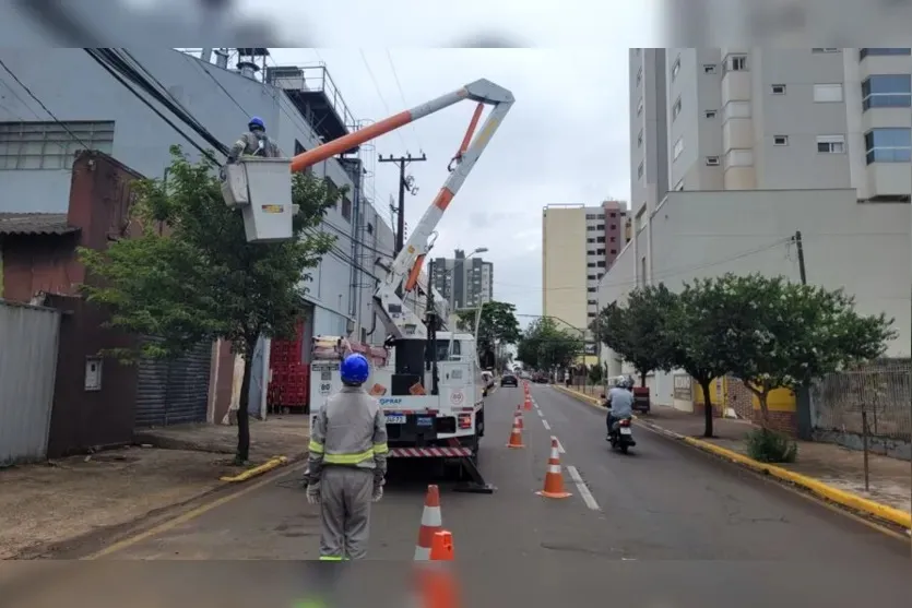 O trabalho foi iniciado no começo de 2023 após notificação da Prefeitura de Apucarana, que cobrou da Copel a retirada de fios soltos