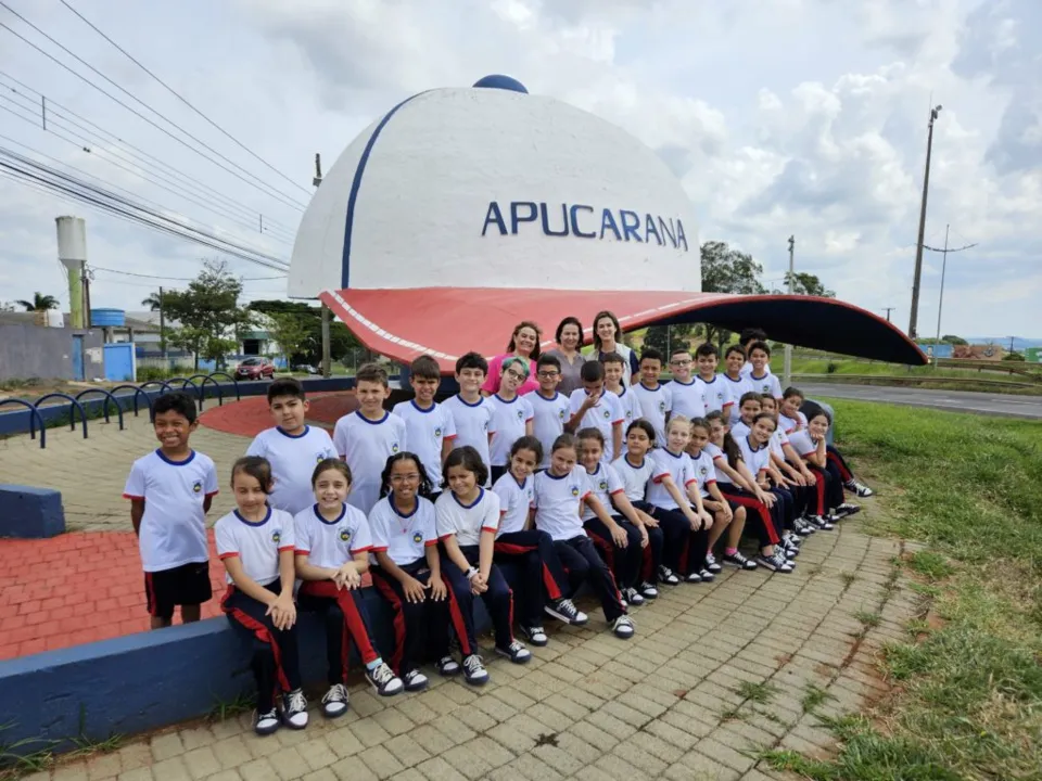 Os alunos visitaram o monumento "Bonezão"