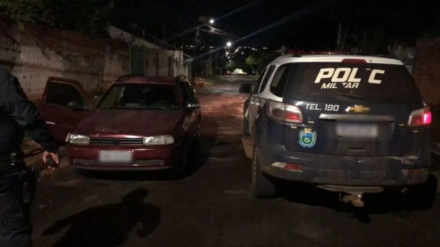 Policia flagra homens fazendo sexo dentro de carro roubado