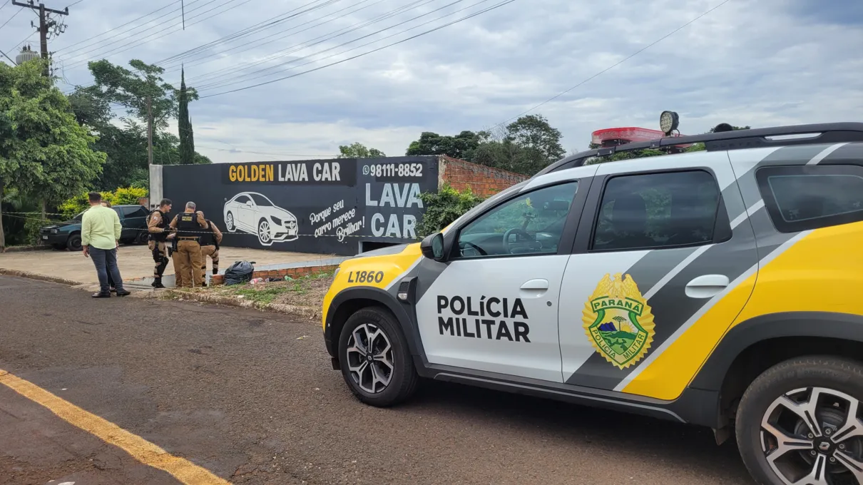 Policiais militares estão no local