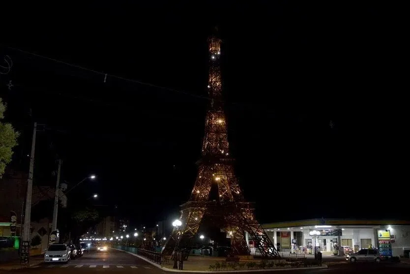 Réplica da Torre Eiffel na Praça França