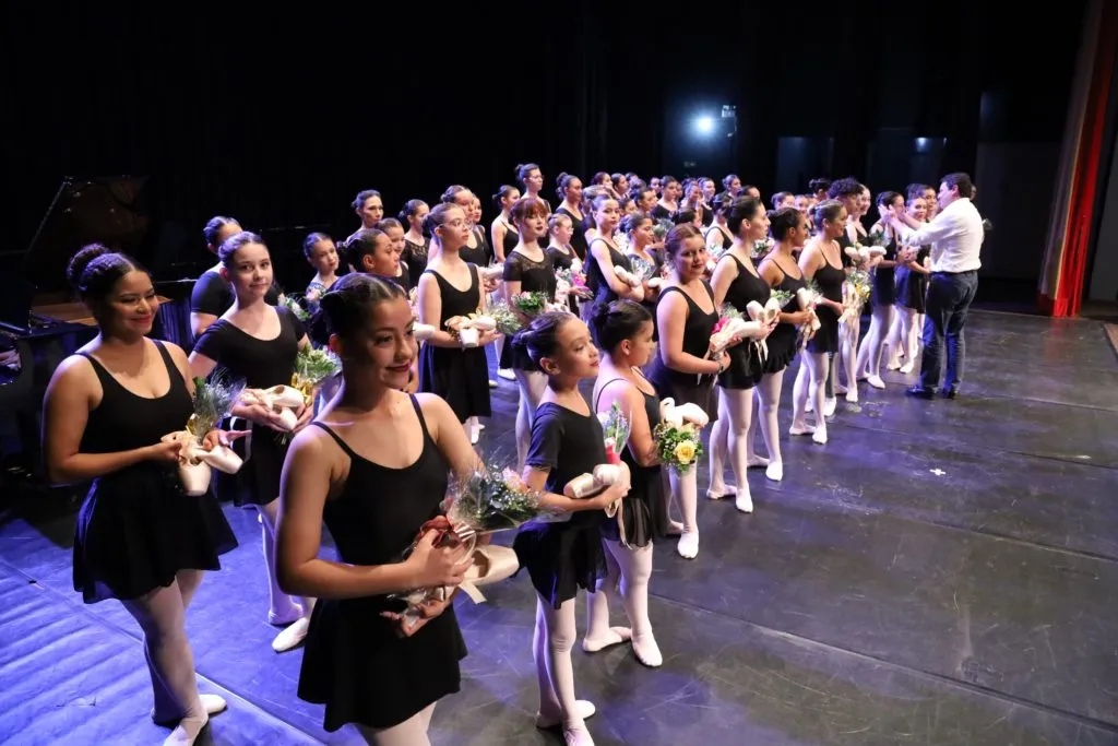 Sapatilhas foram entregues pelo município no Cine Teatro Fênix