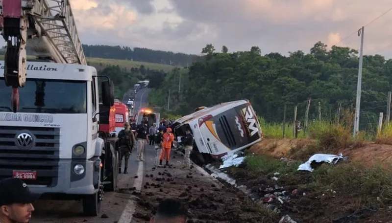 Sobe para nove total de mortos em acidente com ônibus na Bahia