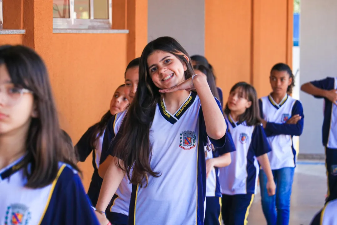 Também compondo os uniformes, os tênis escolares chegaram aos alunos