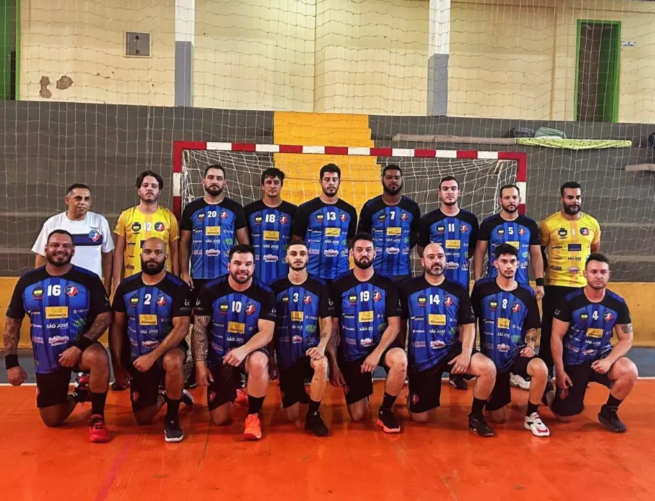 Equipe adulta masculina da Associação de Handebol de Apucarana (Ahanda)