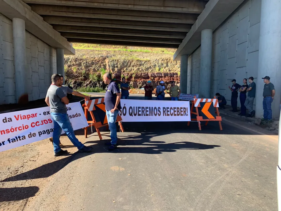 Trabalhadores bloquearam trecho da BR-376