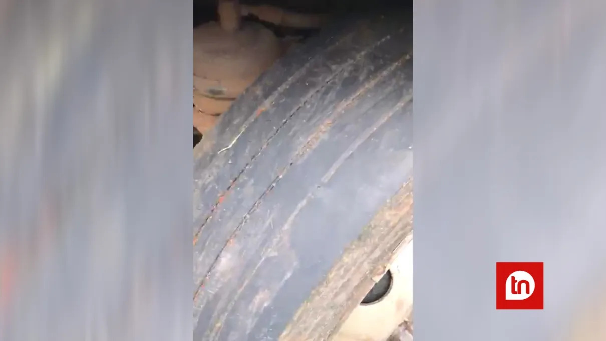 Vídeo mostra situação do pneu do ônibus escolar