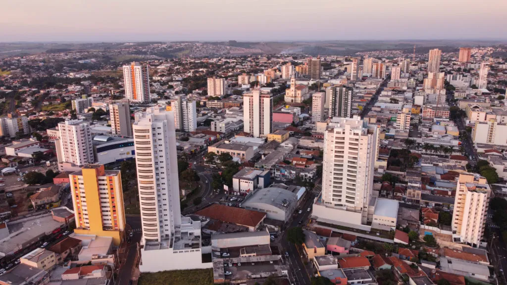 Visão geral do centro da cidade de Apucarana com seus prédios