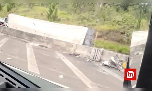 Caminhão carregado com óleo de cozinha tomba na BR-376; PRF é acionada