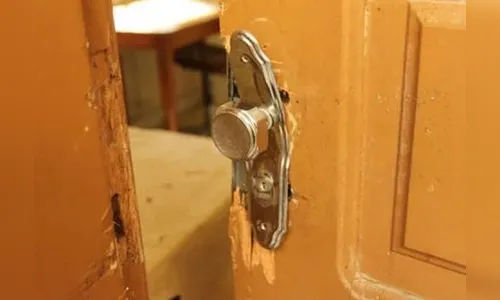 Homem não aceita término do relacionamento invade casa de ex