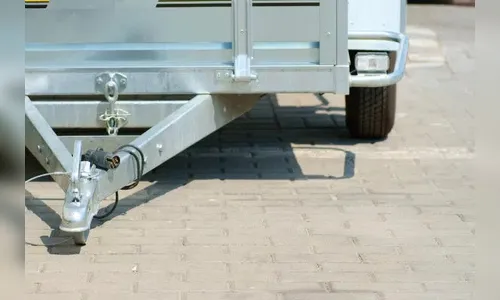 Veículo reboque bloqueia rua de Apucarana e vira caso de polícia