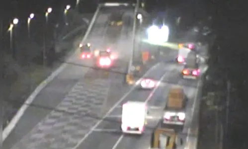 Em menos de 30 segundos, dois caminhões usam área de escape da BR-376