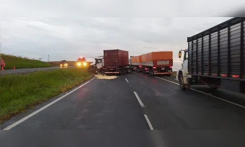 Motorista sai de carro após pane e morre atropelado por caminhão no PR