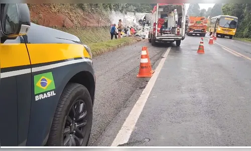 Motorista de 51 anos morre após batida entre duas carretas no Paraná