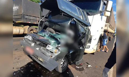 Homem morre após carro ser esmagado por caminhões na BR-376 em Maringá