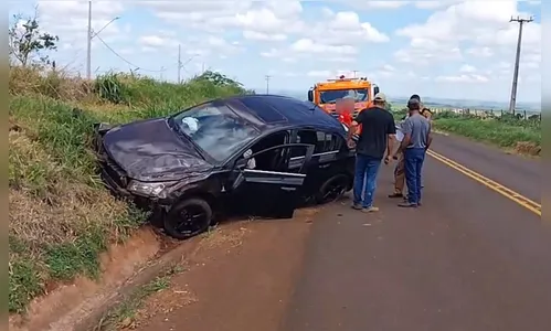 Motorista fica ferido ao colidir carro contra barranco em Astorga