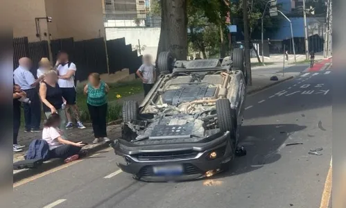 Motorista tem 'apagão', bate em carro estacionado e capota no PR