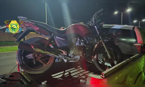 Queda de moto deixa duas pessoas feridas na PR-218 em Arapongas