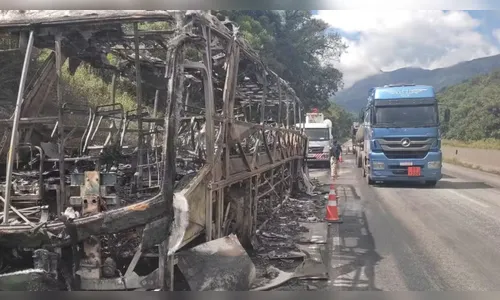 Incêndio em ônibus da Viação Graciosa interdita BR-277 em Morretes