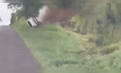 Adolescente capota carro carregado com quase 600kg de maconha; veja