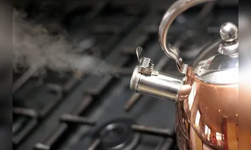 Adolescente é queimada com água fervente e agredida pela própria tia