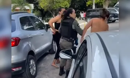 Vídeo mostra PM batendo em mulher que espancou a própria filha