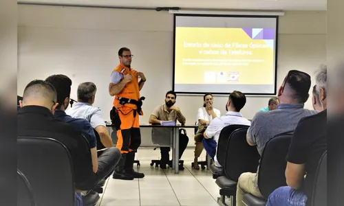 Arapongas realiza reunião sobre fios soltos em via pública