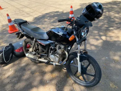Batida entre carro e moto deixa motociclista ferido na 'Minas Gerais'