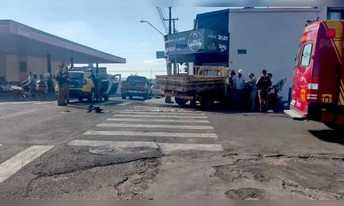 Acidente entre caminhonete e carro mobiliza bombeiros em Ivaiporã