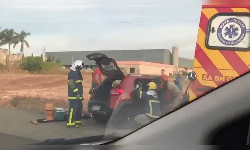 Acidente entre carros deixa dois feridos na PR-444 em Arapongas