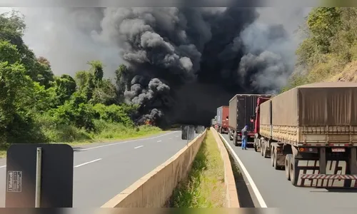 Caminhão de combustível pega fogo na BR-376 e fumaça bloqueia pista
