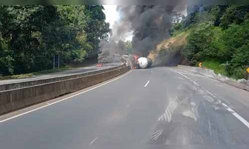 Caminhão tomba, pega fogo e interdita BR-376 próximo a Tibagi