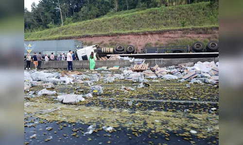 Acidente envolvendo caminhões deixa 3 feridos na Serra do Cadeado