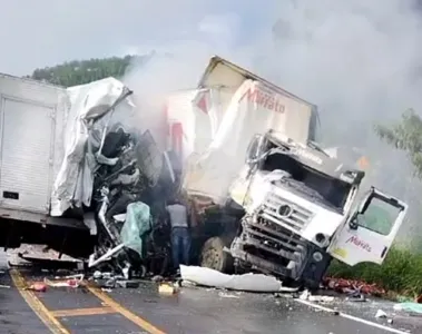 Caminhões se envolveram em grave acidente