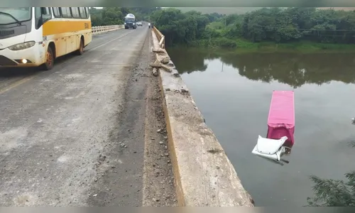 Carreta cai de ponte na BR-376 e fica submersa no Rio Tibagi