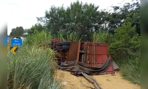 Motorista perde controle e caminhão tomba na PR-444 em Apucarana