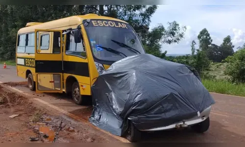 Acidente entre ônibus escolar e carro deixa três mortos no Paraná