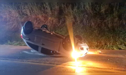 Motorista de Arapongas capota carro na Rodovia do Milho