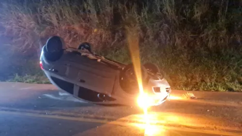 Carro capotou na Rodovia do Milho