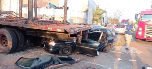 Carro parou embaixo de caminhão