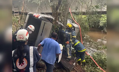 Casal fica gravemente ferido após GM Blazer cair de ponte