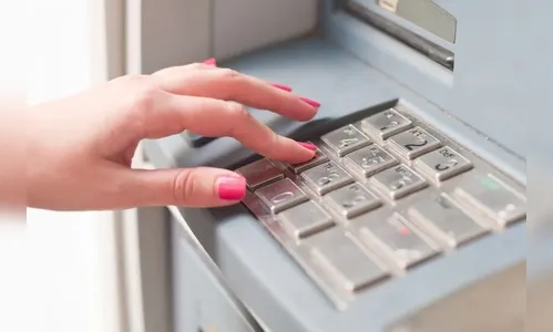 Jovem mata a mãe e corta a mão dela para sacar dinheiro em banco