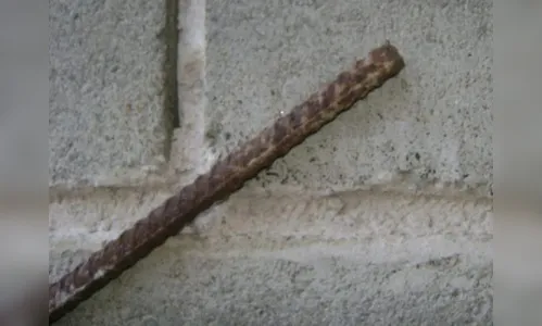 Briga de família termina com genro batendo em sogro com barra de ferro