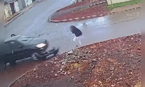 Criança é arremessada por 10 metros após atropelamento no PR; vídeo