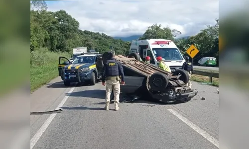 Motorista tenta fugir da PRF, capota carro e BR-277 é interditada