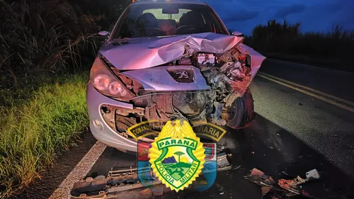 Colisão aconteceu na madrugada deste domingo (15)